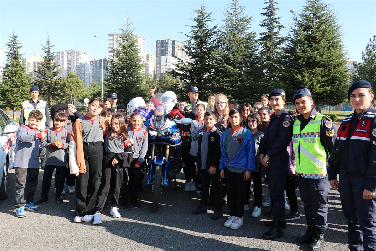 02.11.2023 tarihinde Cumhuriyetimizin 100. yılı kutlamalarına ilişkin Talas Bilge Kağan Ortaokulu öğrencileri Kayseri İl J.K.lığını ziyaret etmişlerdir.